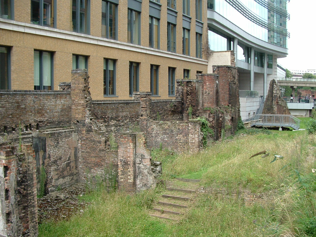 London's Historic City Wall Walk (1-2 days)